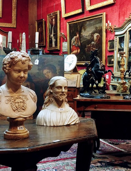 _____ Una vista dell'esposizione pre-asta